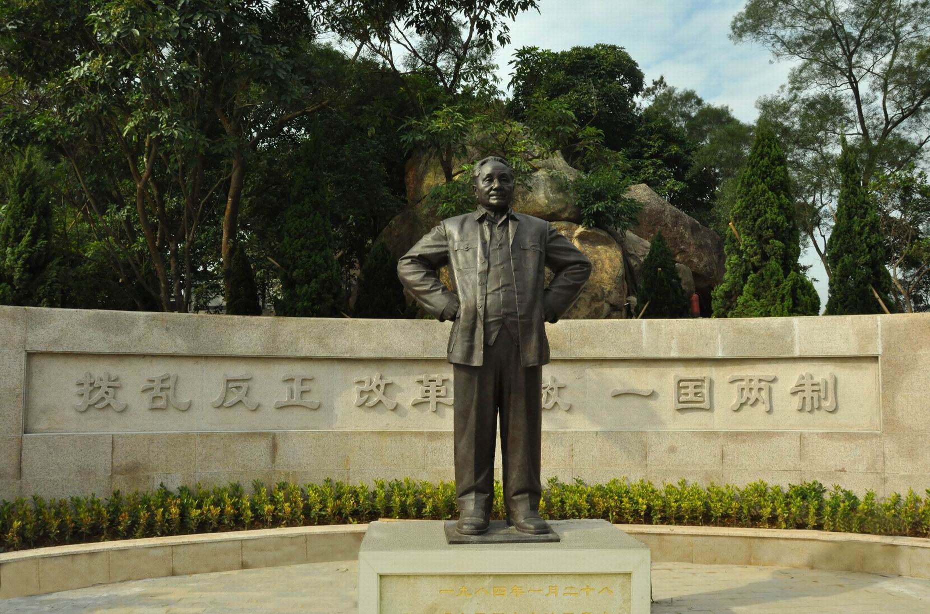 (<em>罗三妹山</em>公园上邓小平铜像)