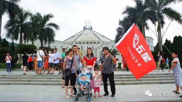 李启明一家馆前合影 