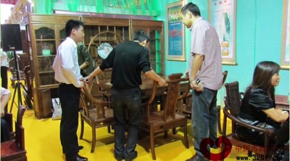 水雨轩红木茶台 水雨轩展厅前参观者络绎不绝