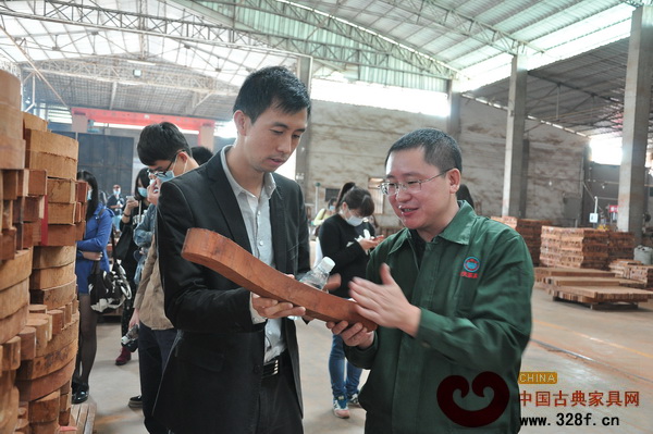 水雨轩工作人员为师生讲解红木家具生产流程工艺 