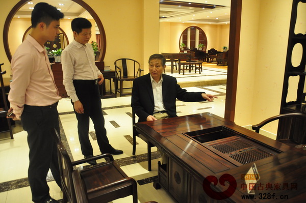 原故宫博物院文保科技部主任曹静楼（右）前往水雨轩沙溪总店点评水雨轩产品