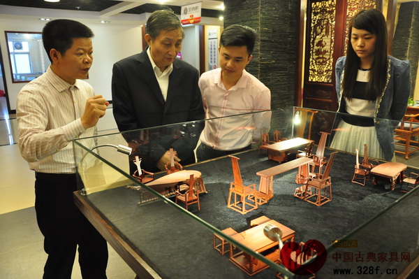 原故宫博物院文保科技部主任曹静楼（左二）观看水雨轩用3D打印技术制作的产品模型