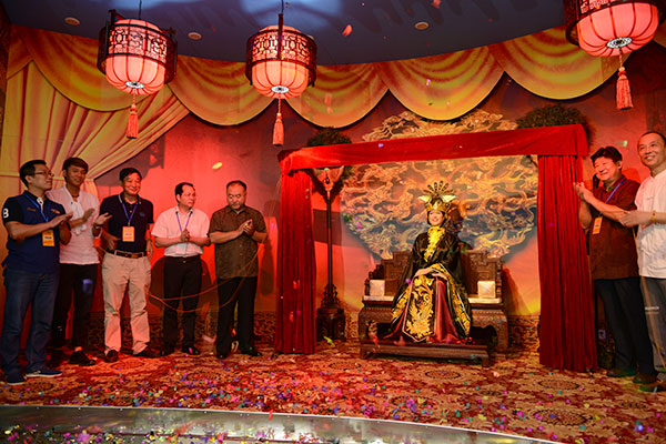 刘晓庆以武则天形象进驻广州蜡像馆