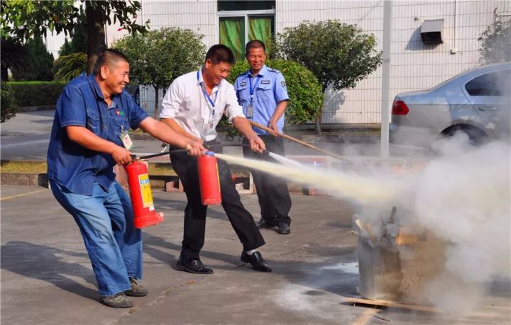 根据老师的讲解正确使用灭火器