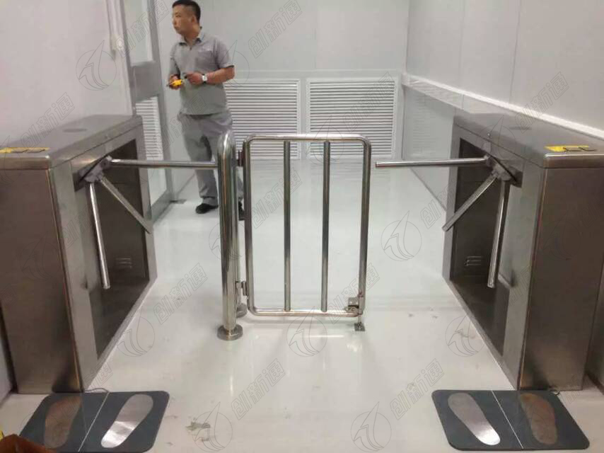 直角三辊闸实景应用图