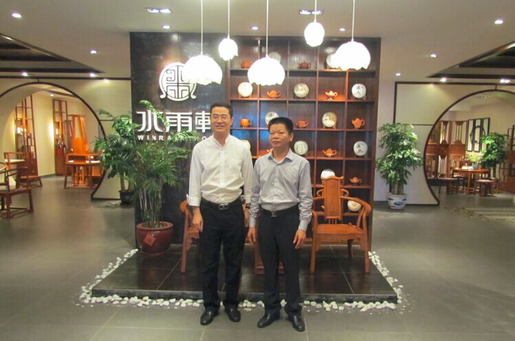 广东省家具协会会长王克（左）与水雨轩总经理廖涛兴（右）合影