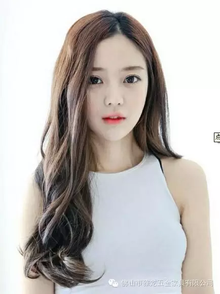 空气感刘海轻盈细腻,搭配一袭露肩外套,女人味十足.