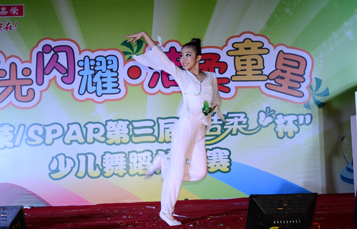 刘美欣在表演