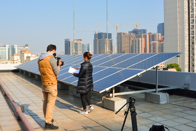 东莞电视台以五星承建的东莞市墙材革新与建筑节能办公室屋顶光伏电站样板工程为蓝本，制作了太阳能光伏电站专题片《绿色建筑之太阳能建筑一体化》