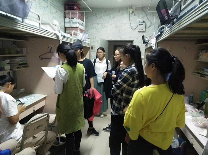 运动与休闲学院院领导带队走访学生宿舍-四川旅游学院