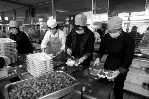 卖盒饭流动快餐车图片_卖盒饭收入