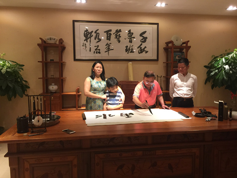 水雨轩总经理廖升中（右一）与刘斯奋教授（右二）合影 