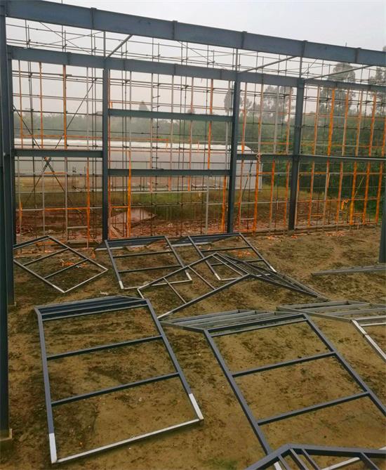 建筑物耐火等级二级,屋面防水等级二级,外墙面及屋面均有防雷接地.