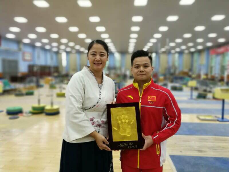 帷幕开啦蜡像创作人周雪蓉女士与龙清泉