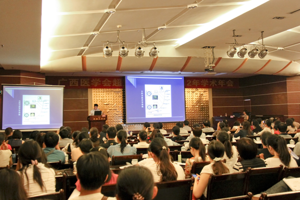 图片1:会议现场专家介绍超声医学新技术