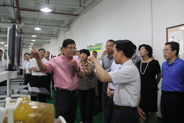 图一:和佳股份总裁郝镇熙与珠海市委书记李嘉亲密互动