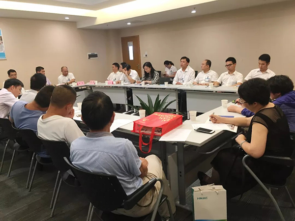 在研讨交流环节,参会代表们畅所欲言,分享了各自所在地开展河长