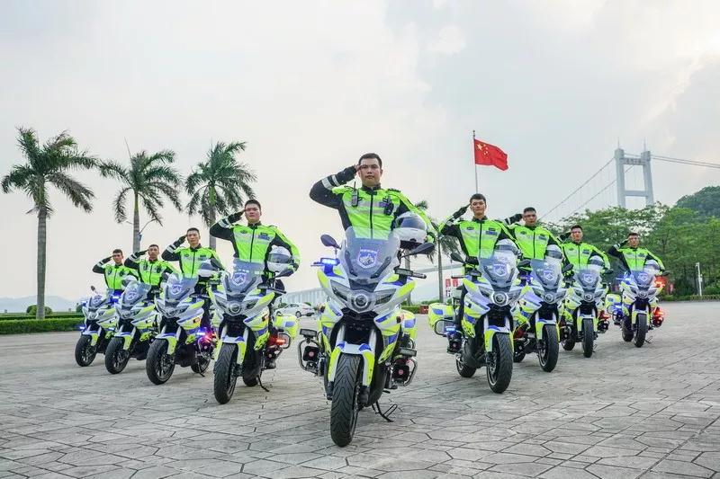 头戴警盔,身穿制服 跨着威武的警用摩托 东莞33个镇街的铁骑队霸气