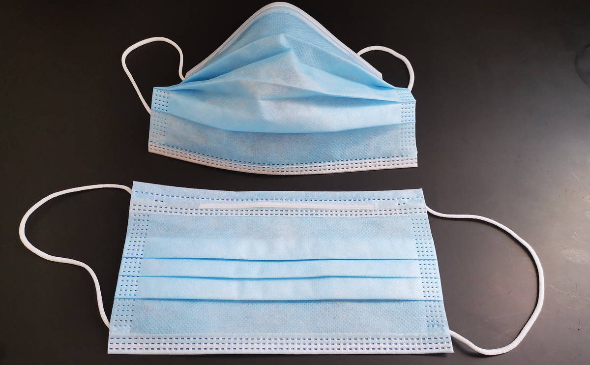 目前,口罩生产正常,产品有:执行标准为gb32610-2016日常防护口罩;执行