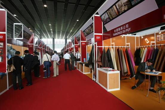 墙角型 展台与 道边型 展台相比,面积相同,但多出一条观众进入展台&