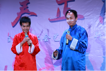 双簧表演《槟榔宝》再现奇志大兵的风采,让现场观众笑声不断