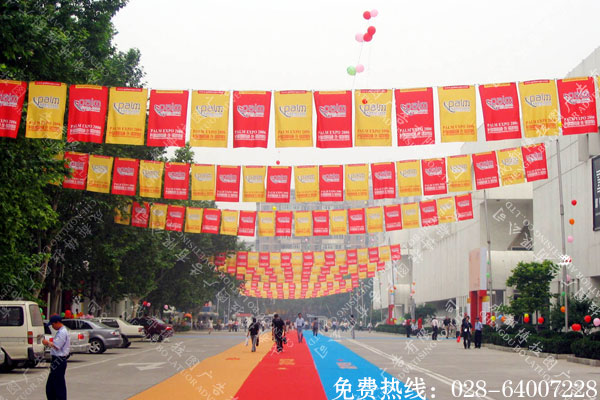 广场,商场,店面门口,大楼外面等场所,由小旗帜组成的一串一串用于展示